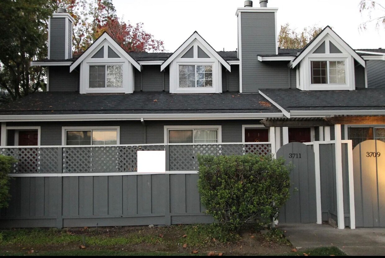Primary Photo - Spacious 2 bedroom 2 bath! Call today!