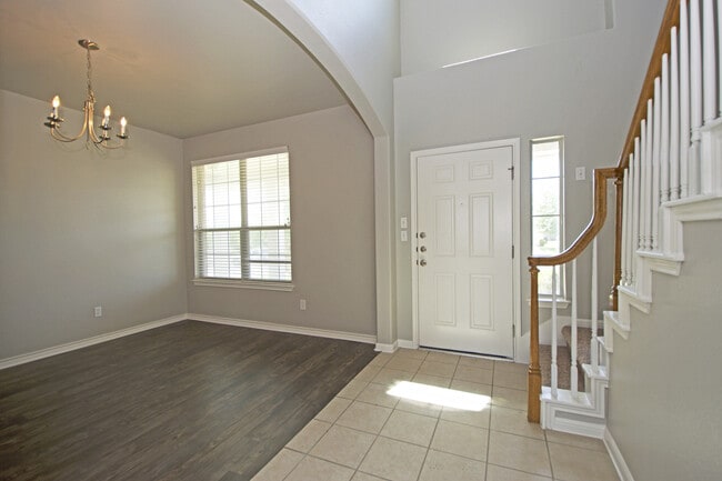 Building Photo - Large Home in Northeast Austin!