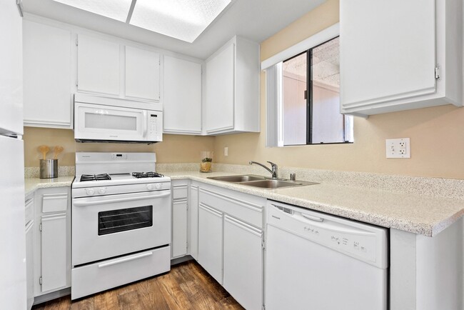 Cocina con lavavajillas en River Oaks, Oceanside, CA - River Oaks