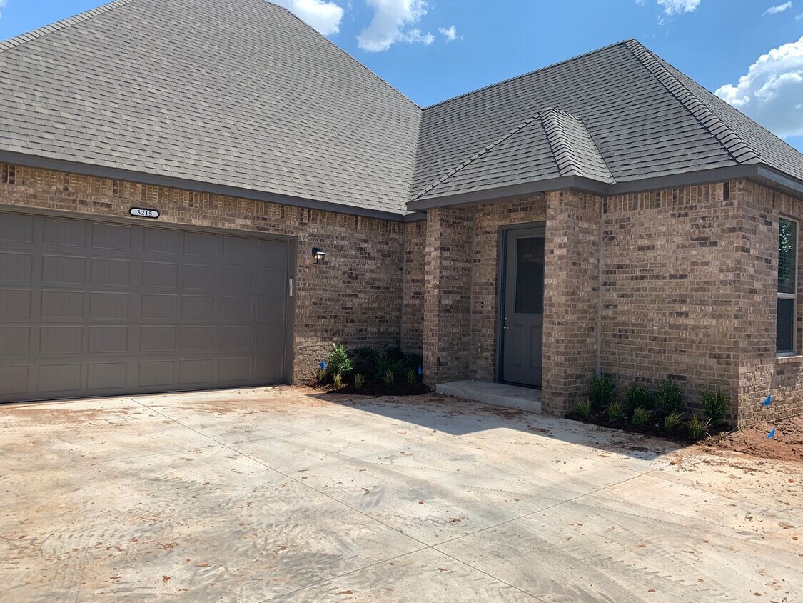 Primary Photo - Fully furnished 3 bedroom, 2 bathroom, 2 c...