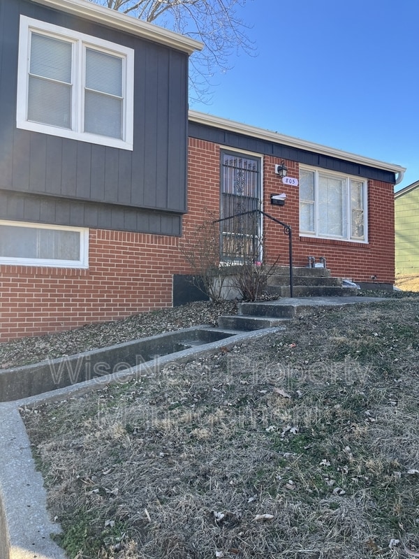 Building Photo - 805 W 39 St N