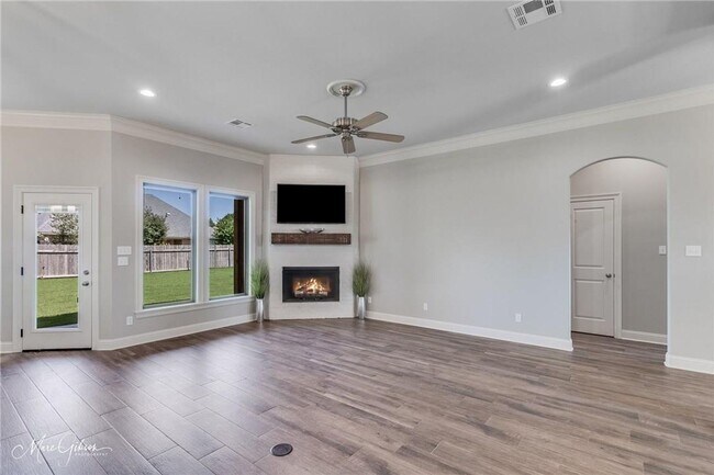 Building Photo - Gorgeous 5 Year Old 3 Bedroom Home