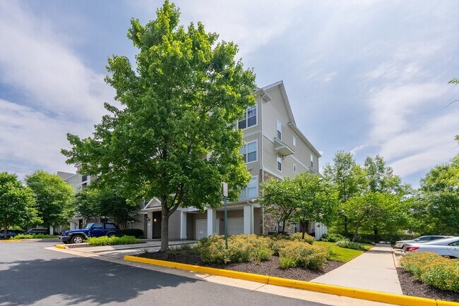 Foto del edificio - Luxurious Condo Living in Gated Stonegate ...