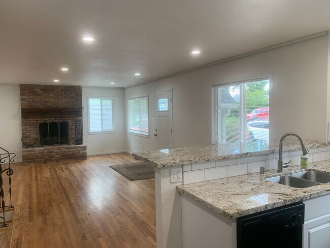Foto del edificio - 4 Bed / 2 Bath Northwest Home
