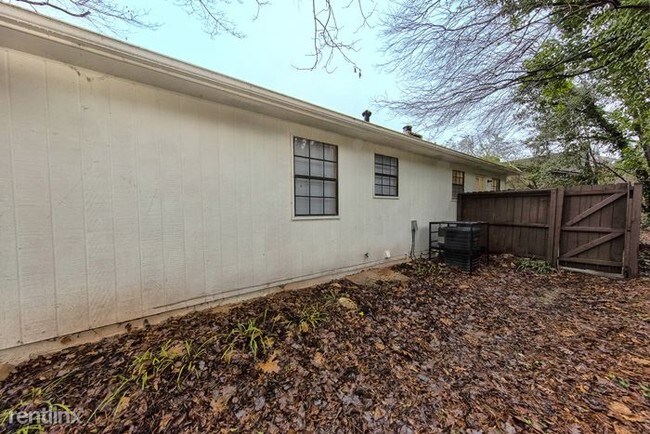 Building Photo - 3 br, 2 bath House - 933 Edwards Lake Road