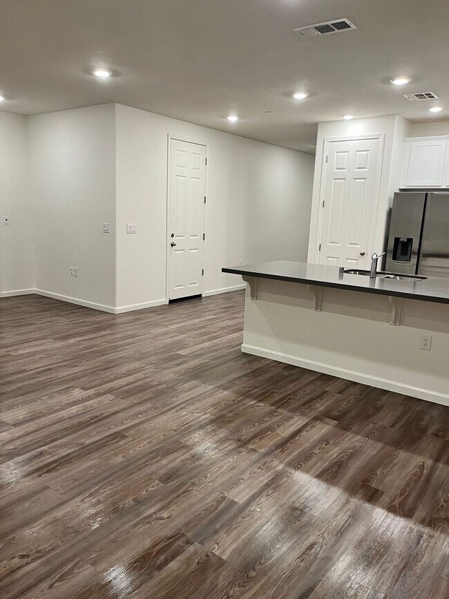 Foto del edificio - Coming Soon!! Beautiful 3-bedroom, 3-bathroom home located in the vibrant community of Lathrop, CA.