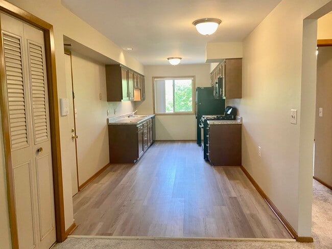 Foto del edificio - Cozy 2 Bedroom, 1 Bath Apartment with Balc...