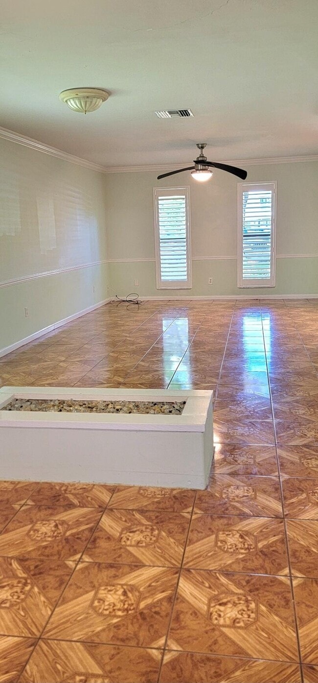 Building Photo - 323 Sandtree Dr