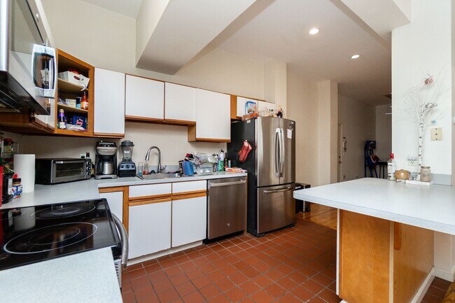 Building Photo - No Brokers Fee, Heat and Hot Water Included, Steps from the T Stop, Laundry on a Sire, Eat-in Kit...