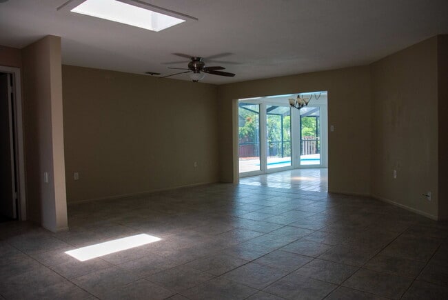 Building Photo - 3/Bedroom 3/Bath Tarpon Springs Home