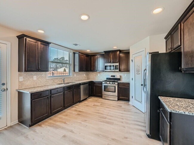 Building Photo - 4465 Orchard Lake Dr