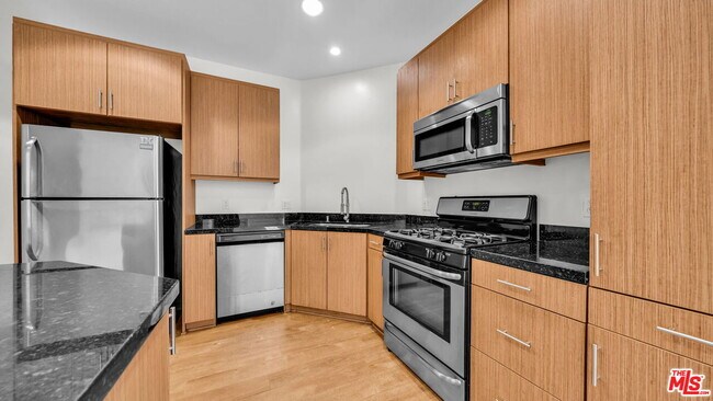 Foto del edificio - 1408 W Washington Blvd