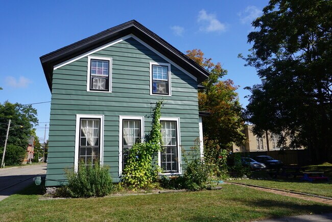 Foto del edificio - Spacious and Bright 3 Bedroom Townhouse