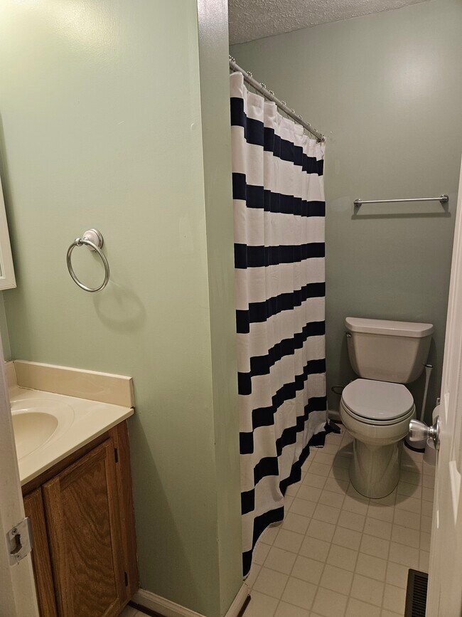 Foto del edificio - 584 Cromwell Ct