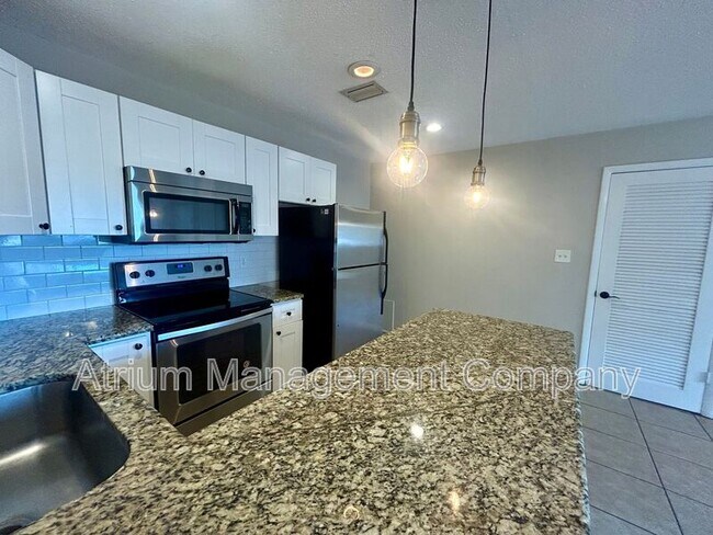 Building Photo - 2399 Eastwood Dr