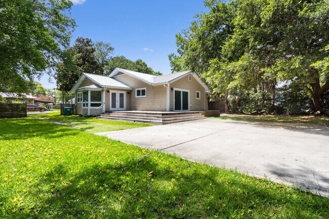 Building Photo - Charming Coastal Living in Downtown Ocean ...