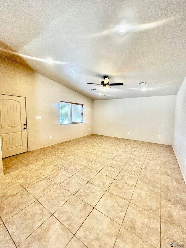 Foto del edificio - 10143 E 33rd St