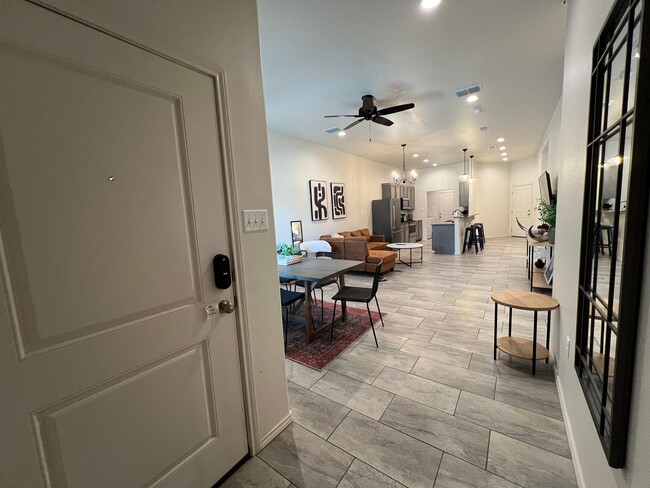 Foto del edificio - Townhome- Walking Distance to Lubbock Cooper