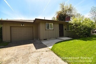 Building Photo - 2110 W 18th Ave
