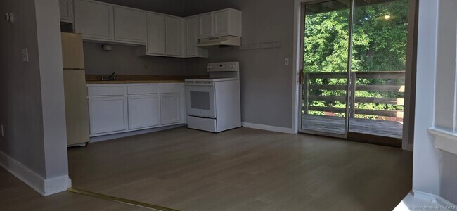 Building Photo - 306 Sigourney St