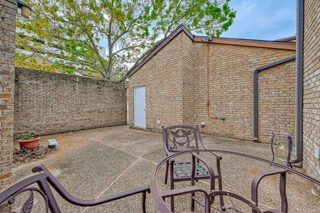 Building Photo - 2555 Bering Dr
