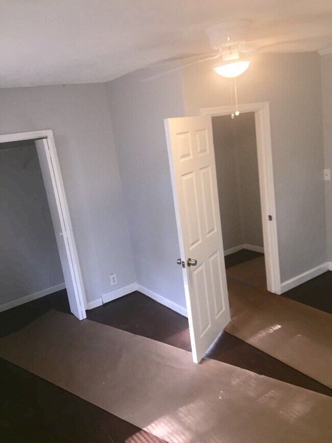 Building Photo - 1 Bed 1 bath house with a lot of yard spac...
