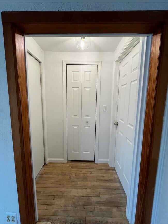 Pasillo y lino - 9045 Millward Ave