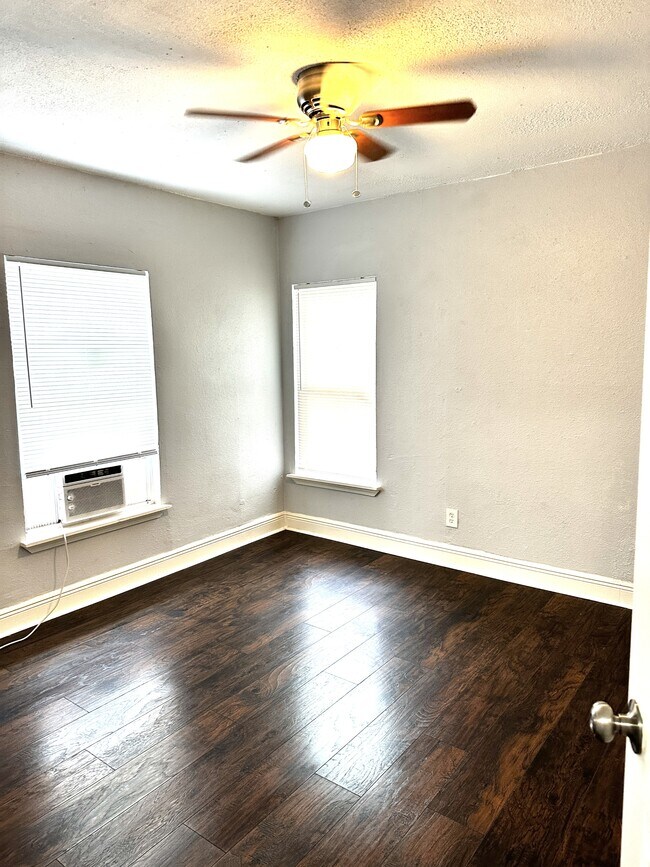 Foto del edificio - 1705 Whiting Dr