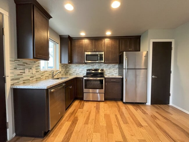 Building Photo - Charming SE Bungalow 3 Bed 2 Bathroom with...
