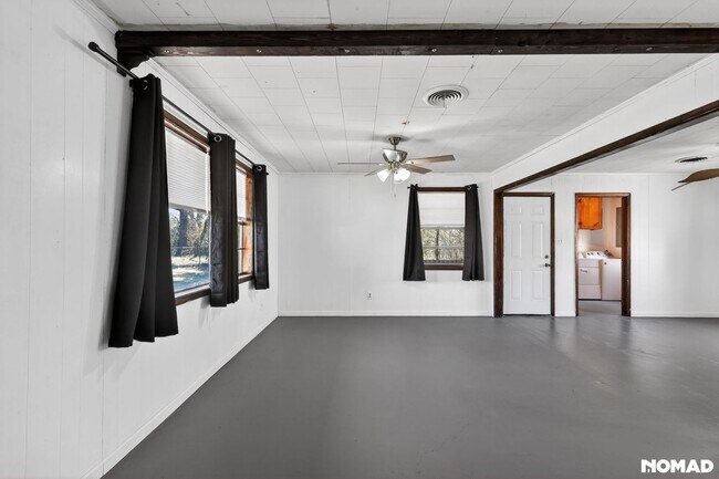 Foto del edificio - 251 School Rd