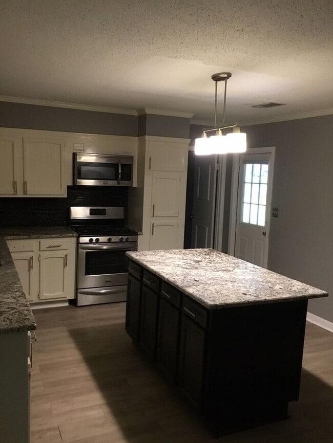 Building Photo - *NICE REMODEL IN SOUTHERN HILLS*