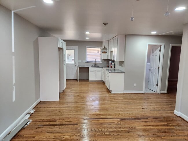 Building Photo - 4 Faye St