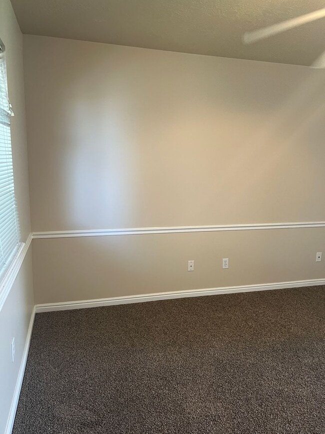 Building Photo - Brentwood Upper Level Condo - 2 Bed, 1 Bath with Washer/Dryer and Optix Internet!