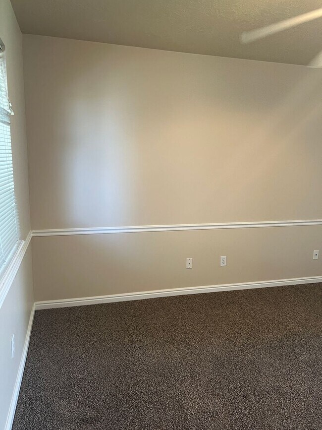 Foto del edificio - Brentwood Upper Level Condo - 2 Bed, 1 Bath with Washer/Dryer and Optix Internet!