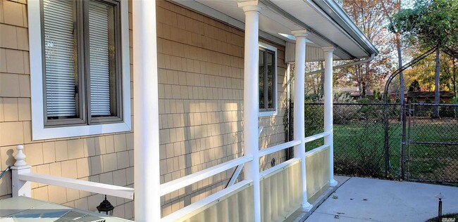 Building Photo - 281 Tyler Ave