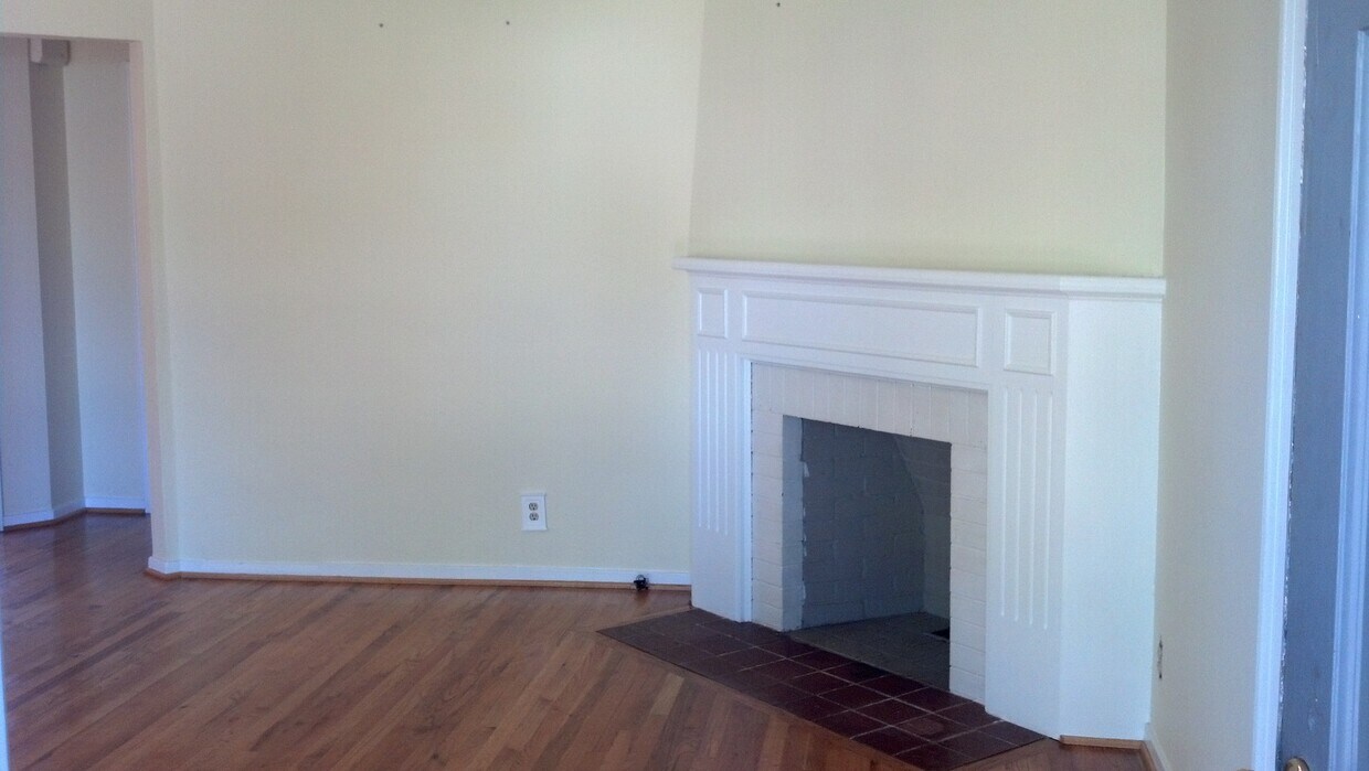 Building Photo - 2+ Bedroom 1 Bath House in Oakland -- Comi...