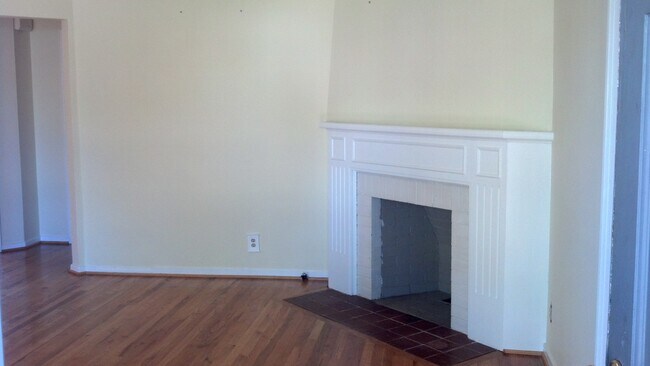 Photo - 2+ Bedroom 1 Bath House in Oakland -- Comi...