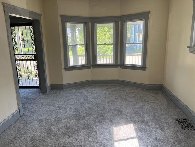 Building Photo - 3bd Single Near Shaker Sq Cash Pay/Section 8
