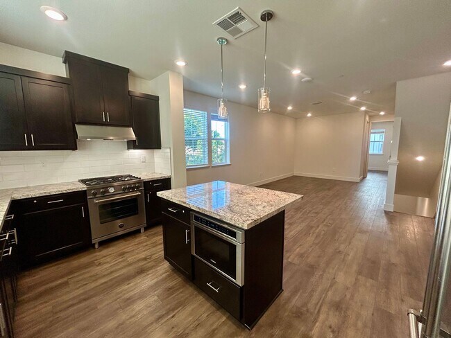 Foto del edificio - Centrally Located Santa Clara Townhouse