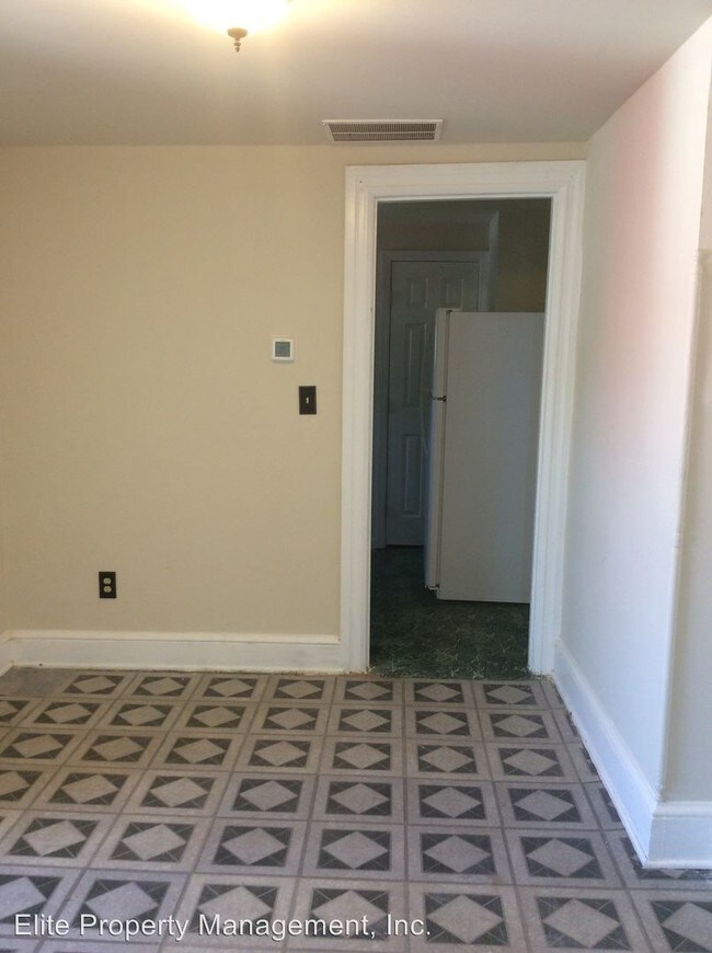 Building Photo - 2 br, 1 bath House - 700 W King St. Apt. 3