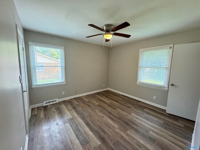 Foto del edificio - 3212 Lewisburg Dr NW