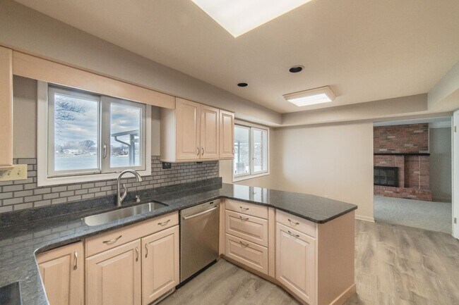 Foto del edificio - 1587 3 Lakes Dr