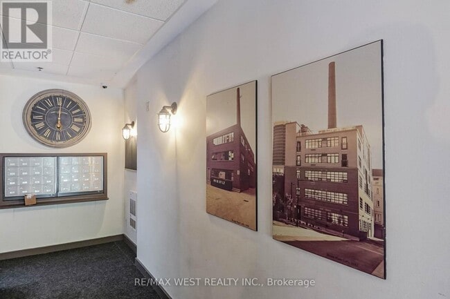 Building Photo - 10-310 Wellesley Pl