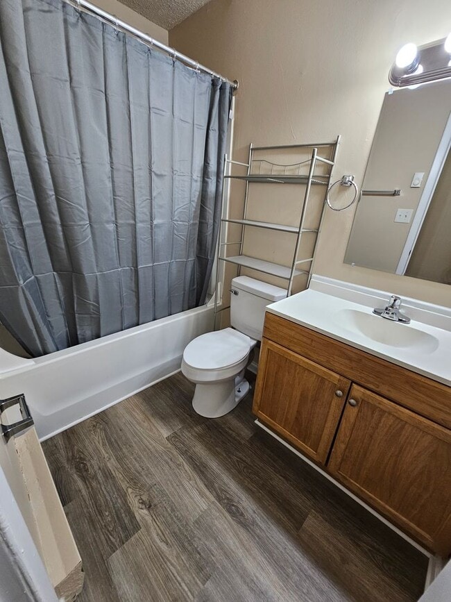Building Photo - 3 BR near Johnson St School!