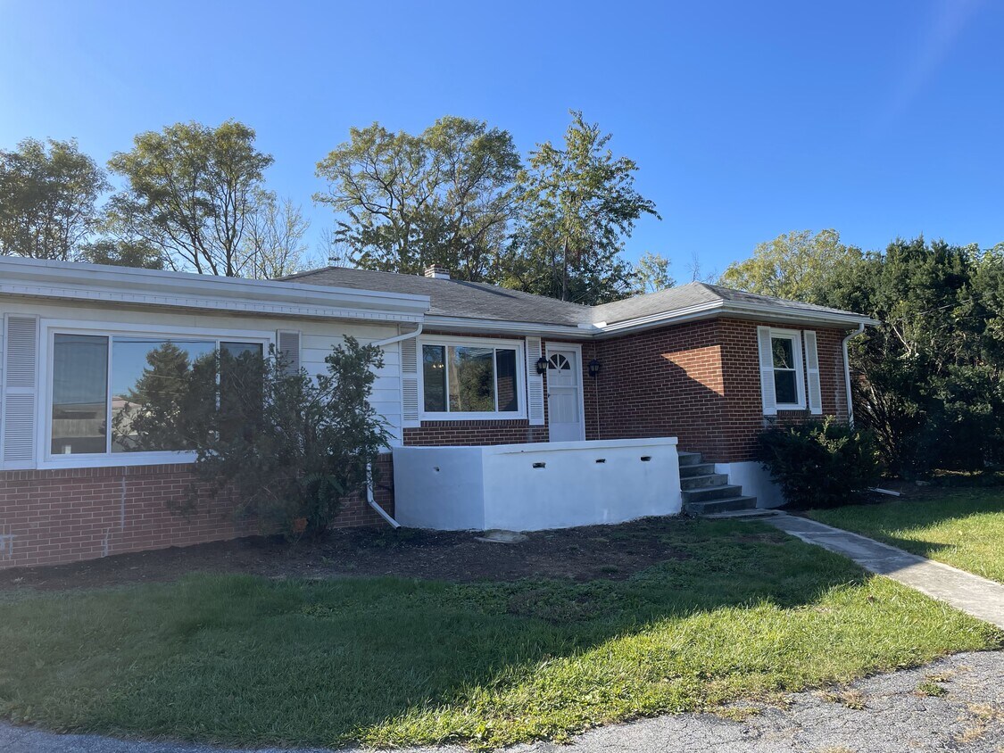 4700 E Trindle Rd, Mechanicsburg, PA 17050 House Rental in