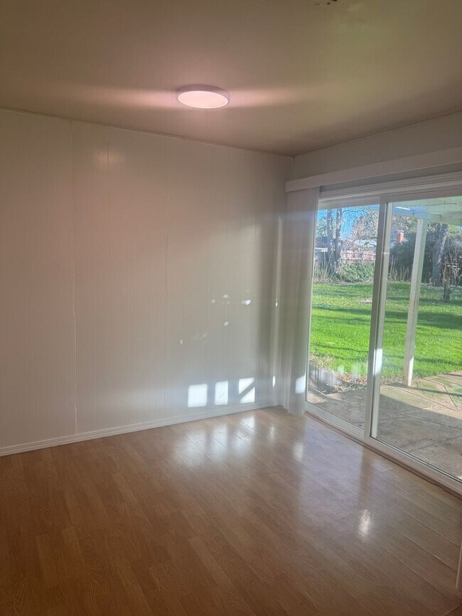 Foto del edificio - 5 BED 1 FULL & 2 HALF BATH HOME IN THE ENT...