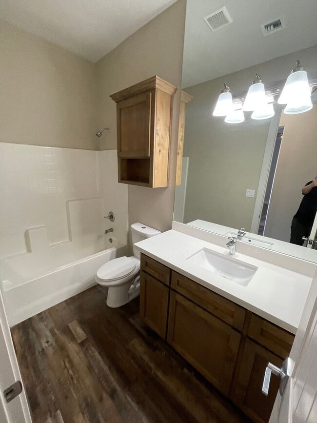 Building Photo - IMMACULATE RAVINES HOME!