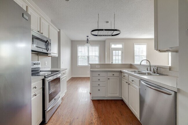 Building Photo - Beautiful Custom Home on Golf Course