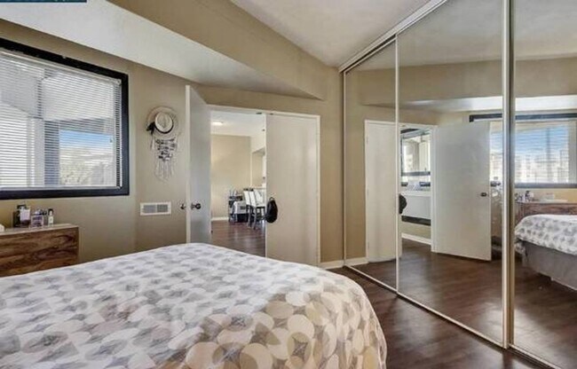 Building Photo - Unfurnished Move-In ready 1 Bedroom/ 1 Bat...