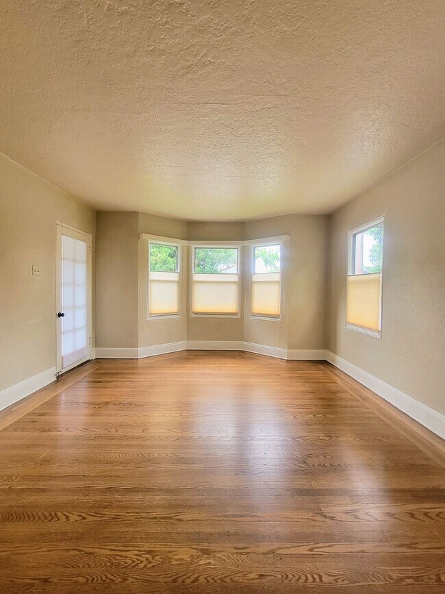Building Photo - Charming 2 bedroom with vintage appeal